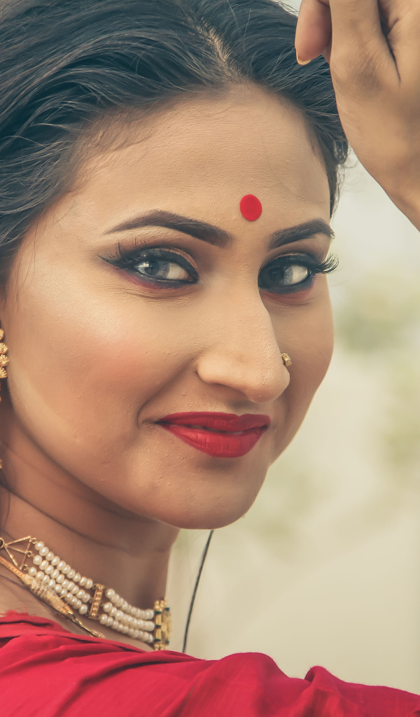 Красивая девушка индианка с украшениями 