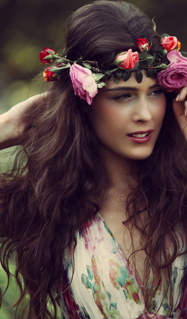Красивая длинноволосая девушка шатенка с венком из роз на голове