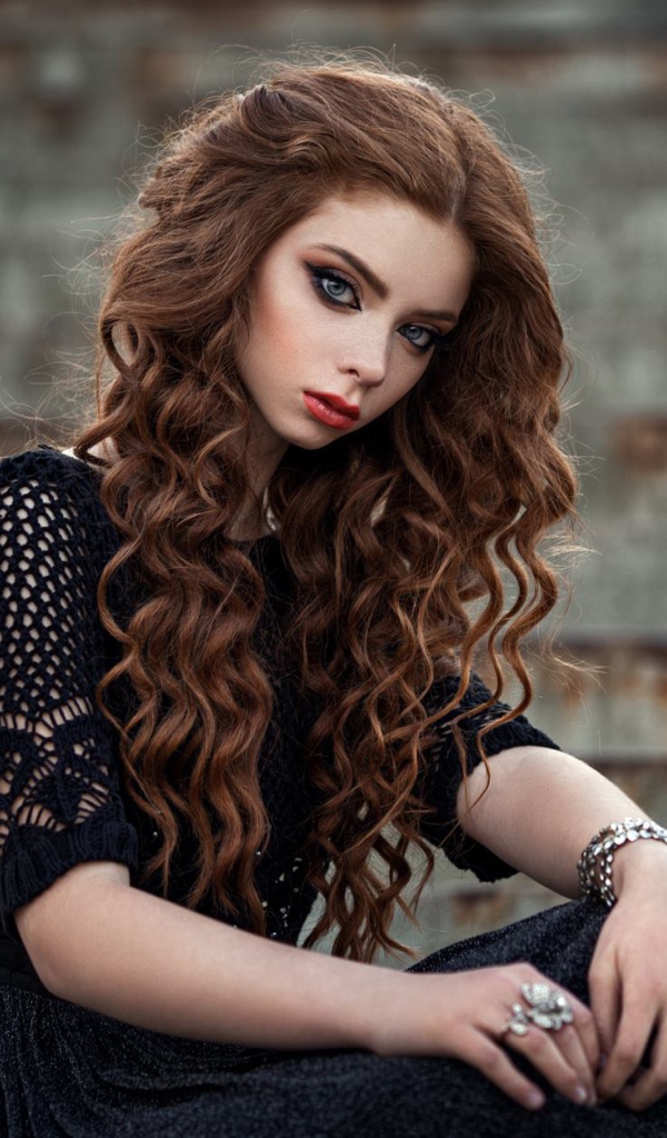 Красивая длинноволосая девушка в черном платье