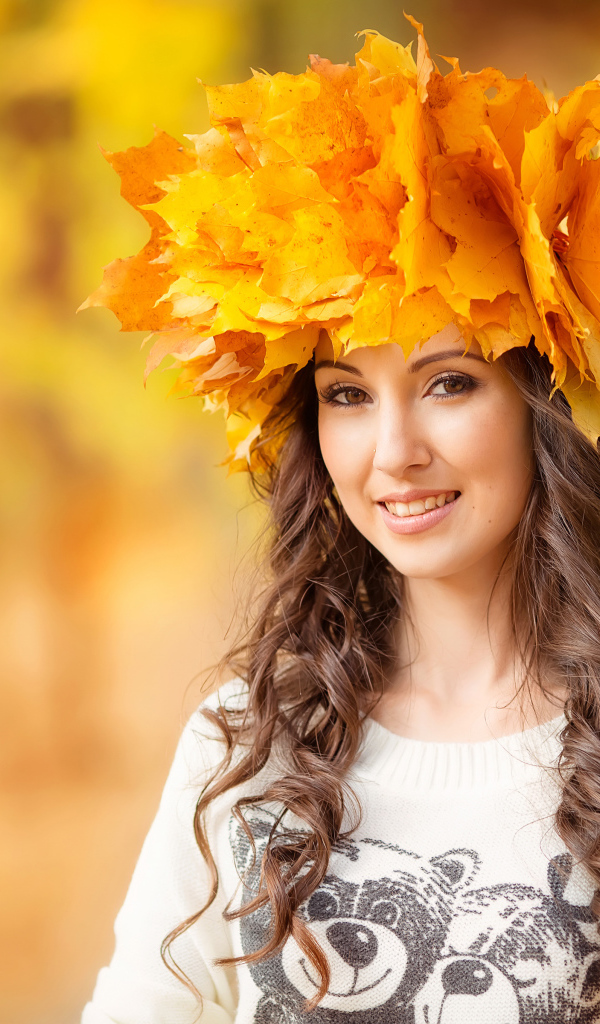 Красивая длинноволосая девушка с венком из желтых листьев на голове