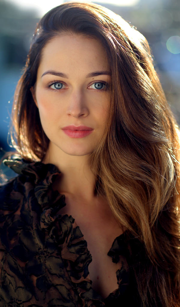 Красивая длинноволосая девушка с голубыми глазами на улице