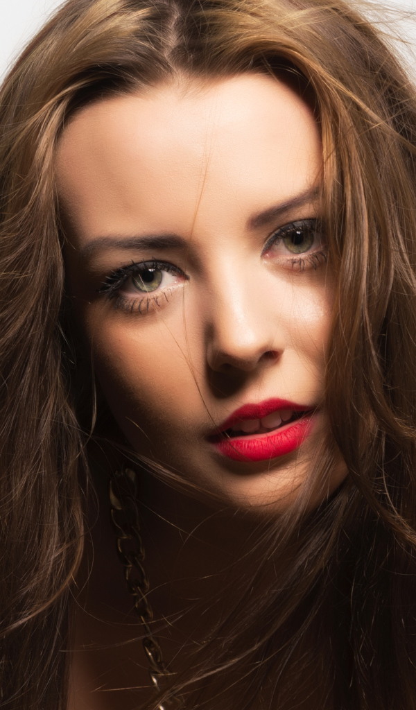 Красивая длинноволосая девушка с красными накрашенными губами