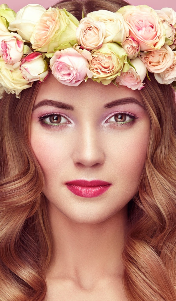 Красивая рыжеволосая девушка с венком из роз на голове