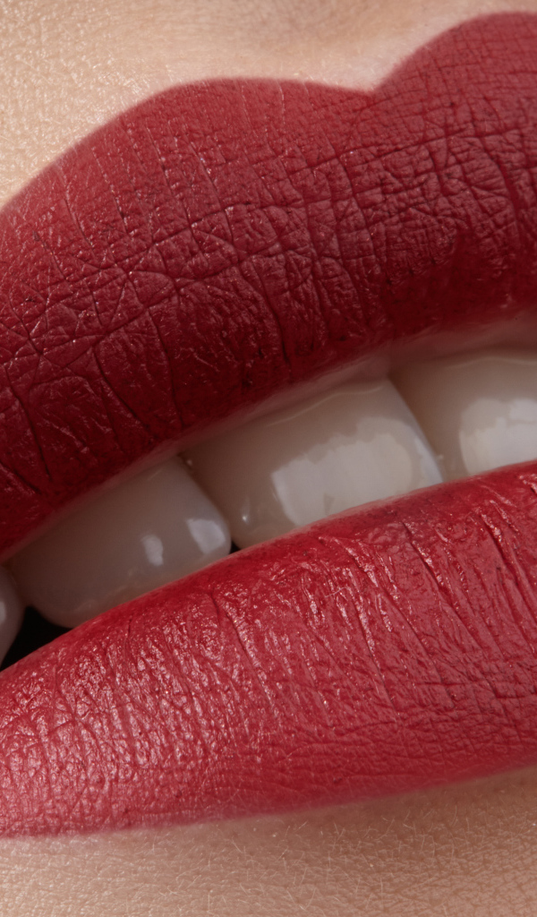 Красивые красные губы девушки 