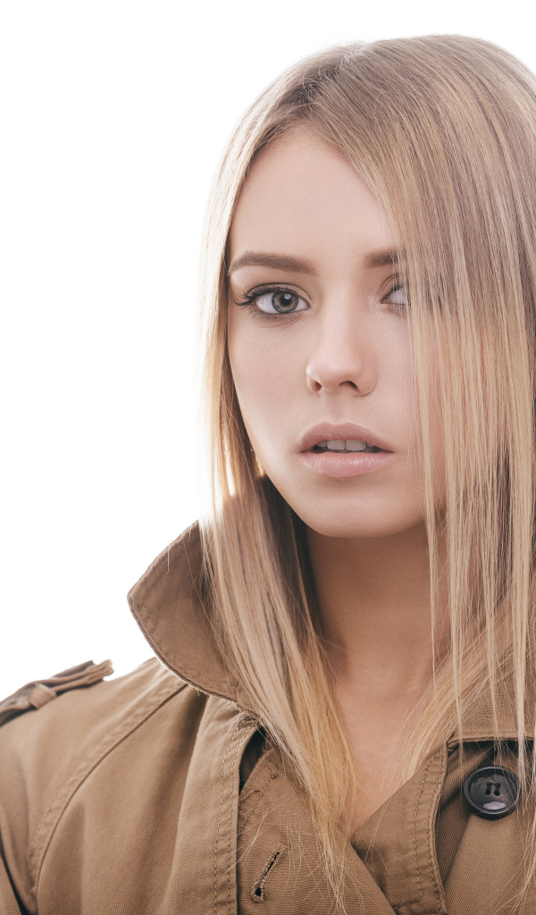 Красивая грустная девушка на белом фоне