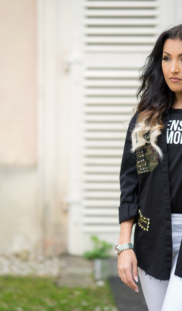 Красивая стильная девушка с часами на руке