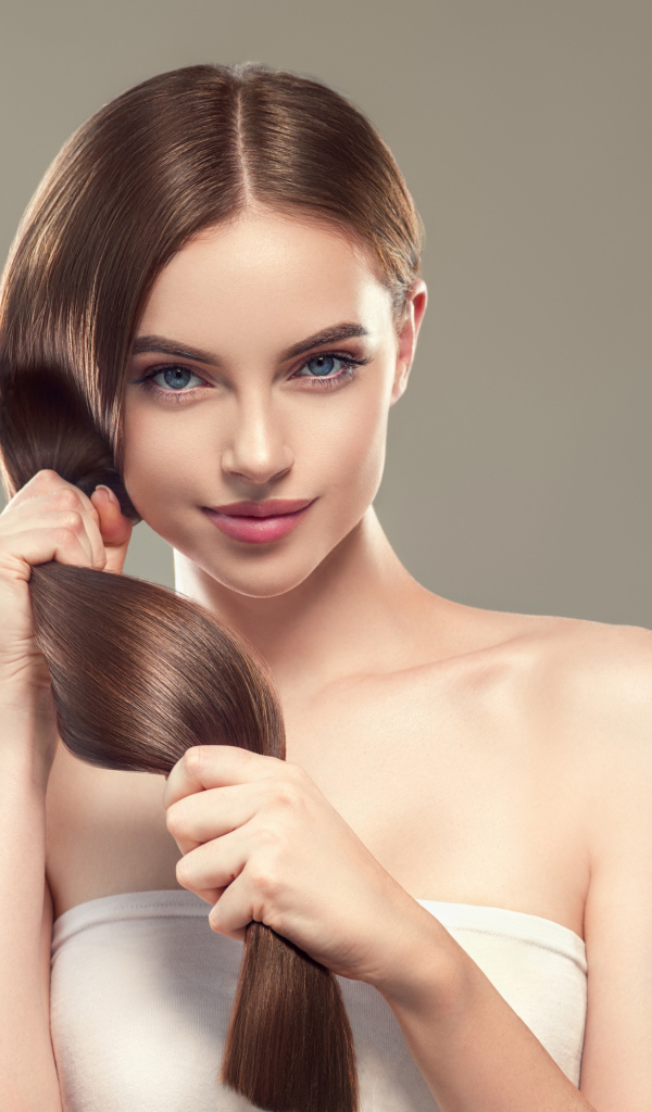 Красивая нежная голубоглазая девушка с длинными волосами