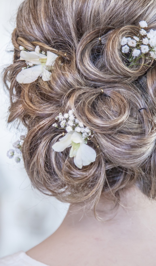 Красивая свадебная прическа с цветами 