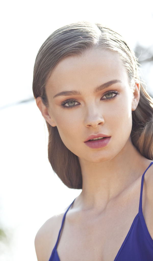 Красивая молодая девушка модель крупным планом