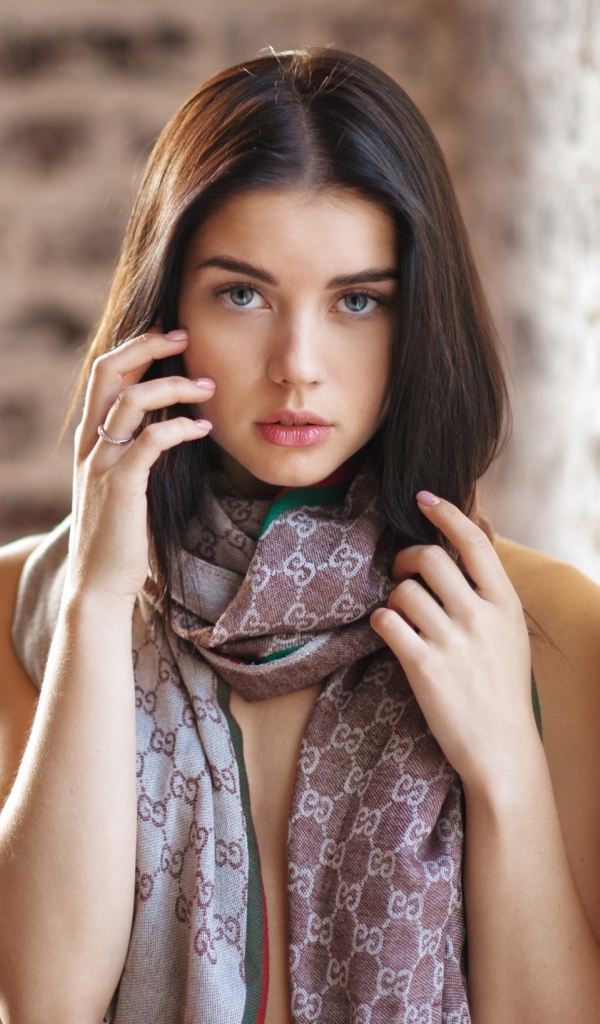 Красивая молодая девушка с шарфом на шее