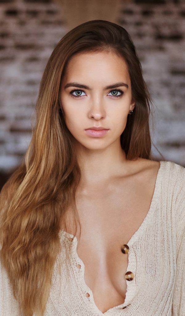 Красивая молодая нежная девушка в белом свитере