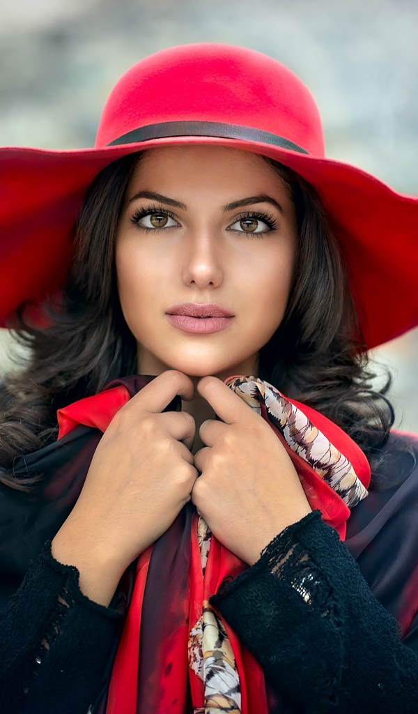 Брюнетка с большими глазами в красной шляпе 