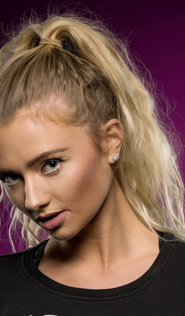 Девушка блондинка с хвостом на голове 