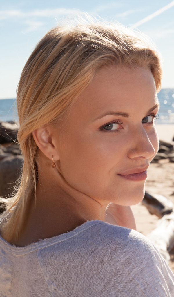 Блондинка с серыми глазами на берегу океана