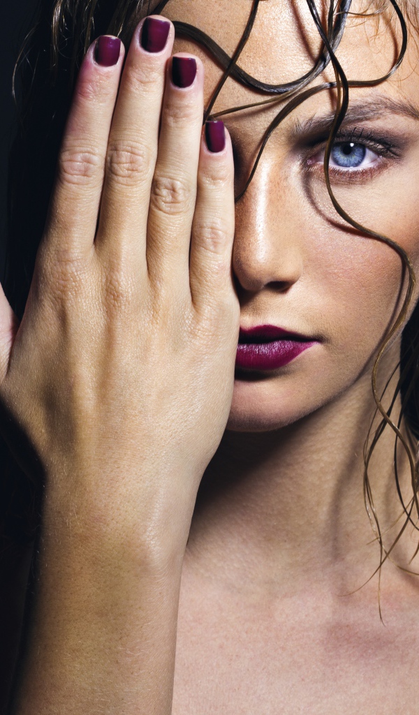 Голубоглазая девушка закрывает лицо рукой