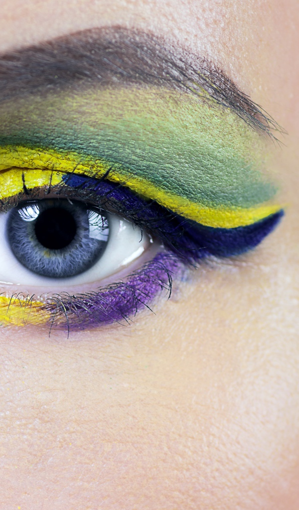 Накрашенный глаз голубоглазой девушки