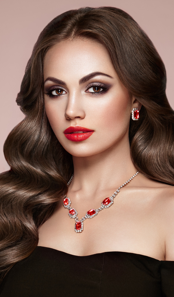 Яркая красивая девушка с украшениями на розовом фоне