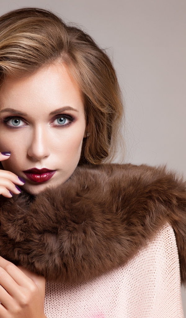 Яркая девушка блондинка с меховым воротником