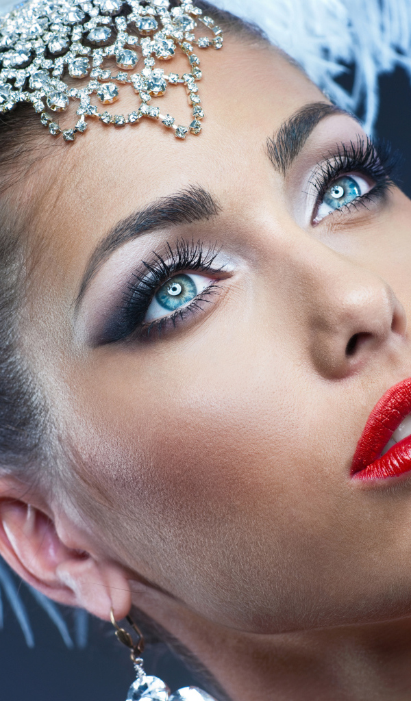 Яркая девушка в карнавальном костюме 