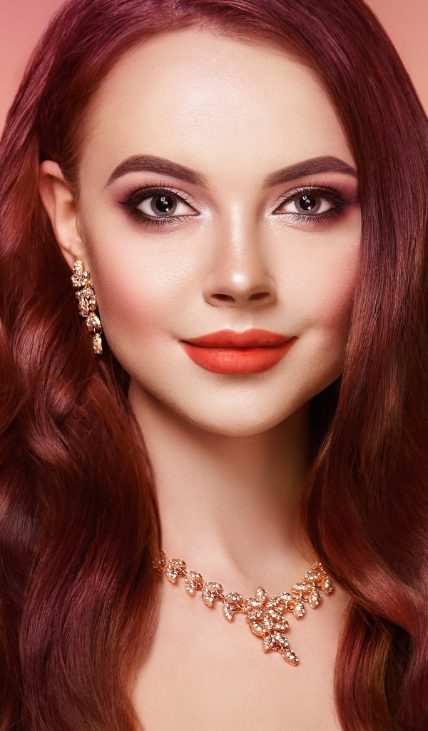 Яркая рыжеволосая девушка с украшениями крупным планом