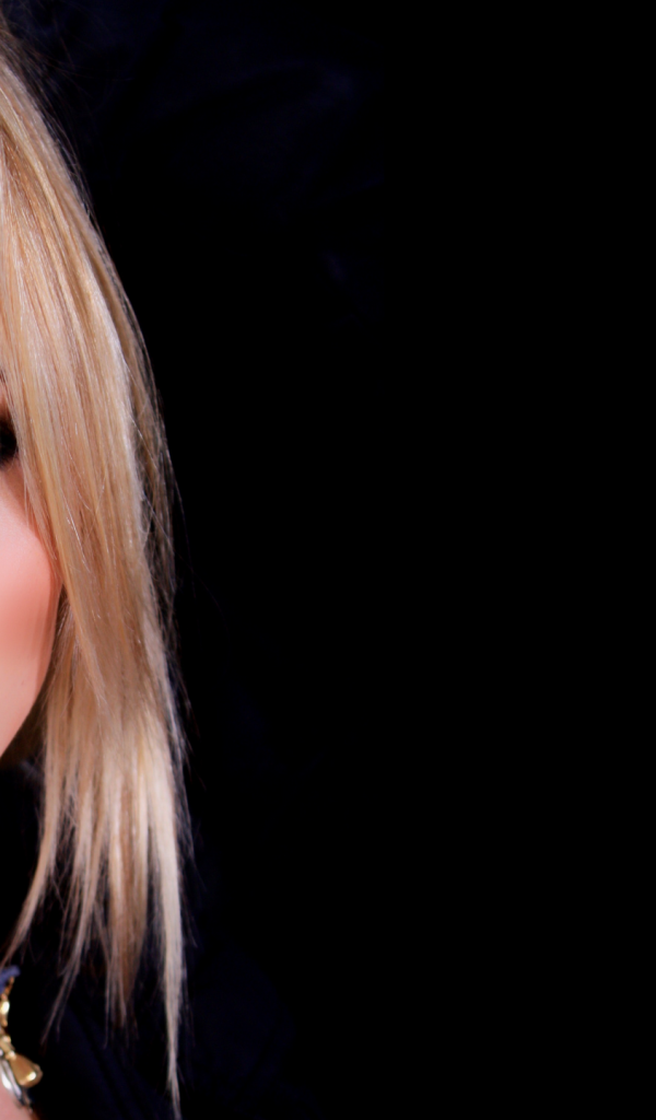 Кареглазая блондинка на черном фоне