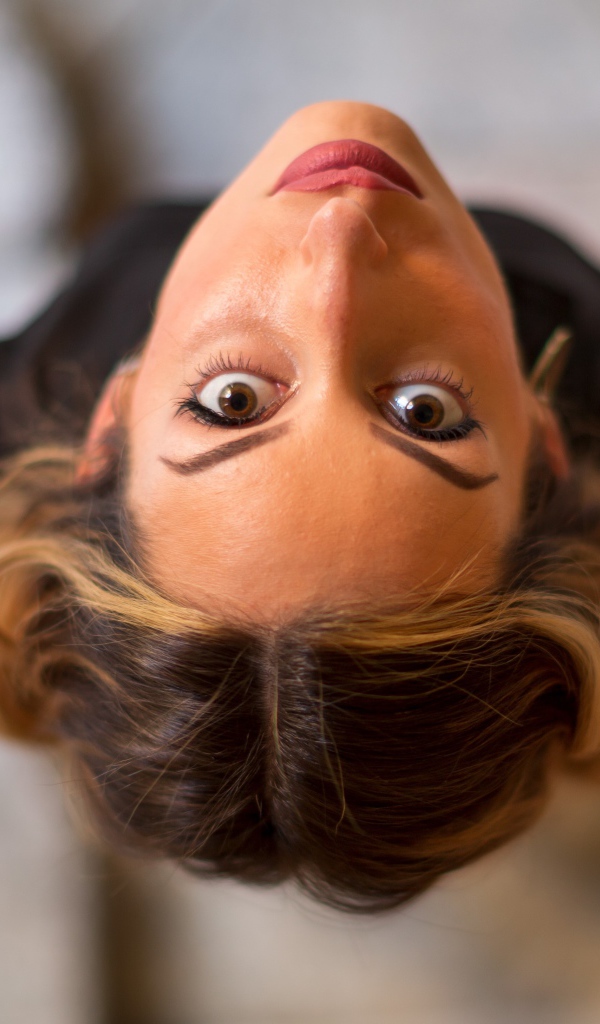 Кареглазая девушка смотрит вверх