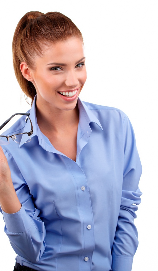 Деловая улыбающаяся девушка в рубашке на белом фоне