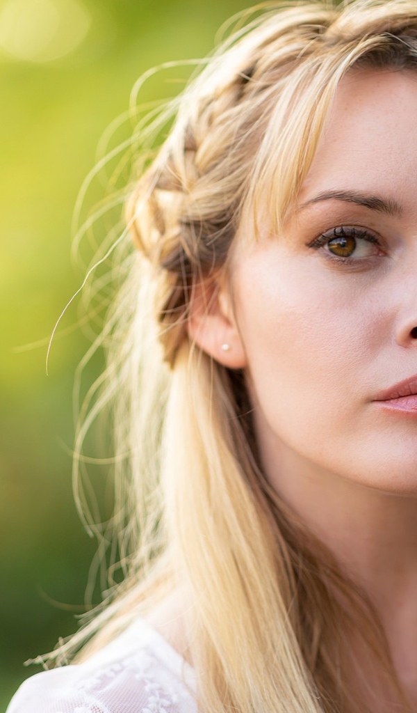 Задуманная кареглазая блондинка лицо крупным планом