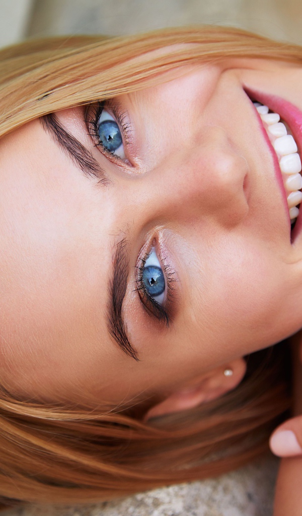 Милая улыбающаяся голубоглазая девушка