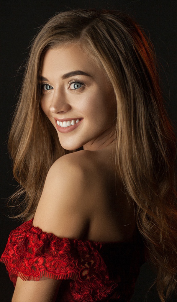 Милая улыбающаяся девушка на черном фоне