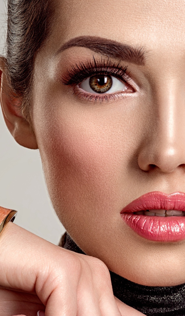 Лицо кареглазой девушка крупным планом