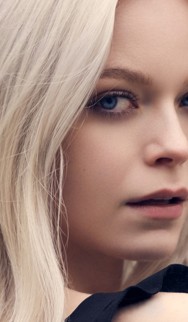 Лицо голубоглазой блондинки крупным планом