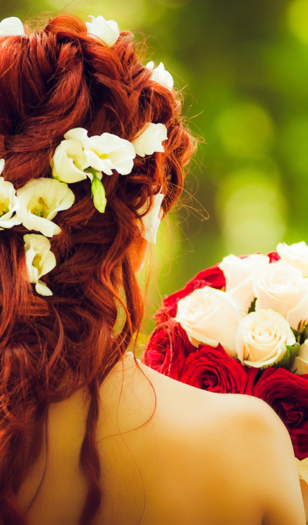 Девушка невеста с цветами в волосах с букетом в руке