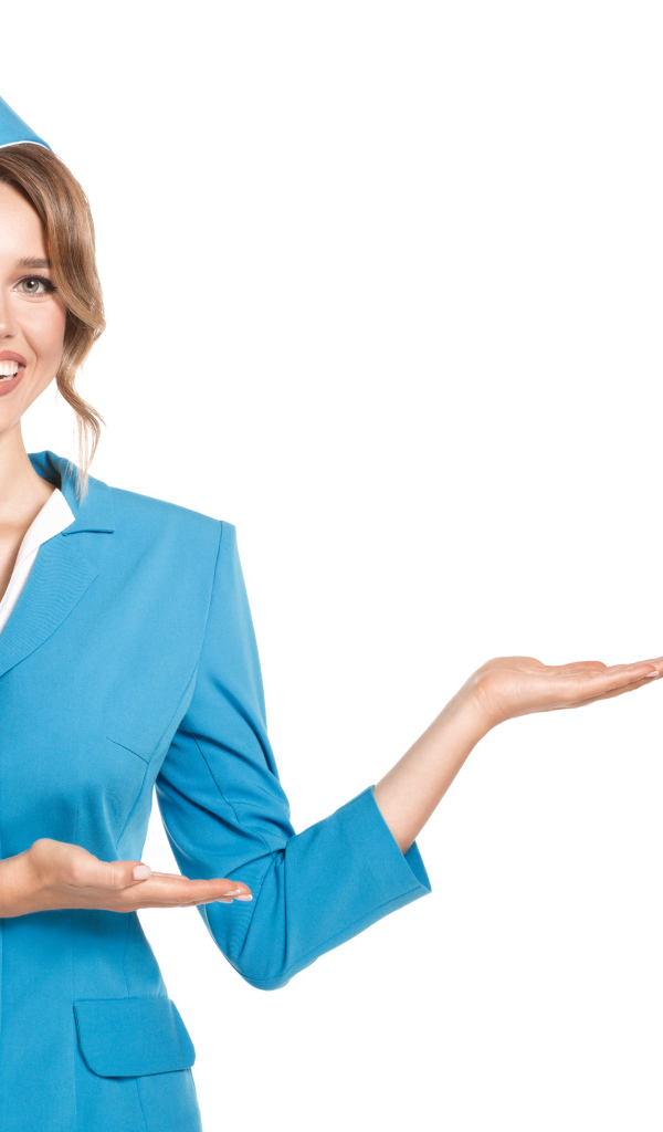 Девушка в синем костюме стюардессы на белом фоне