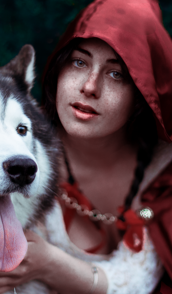 Девушка в красном плаще с собакой породы хаски