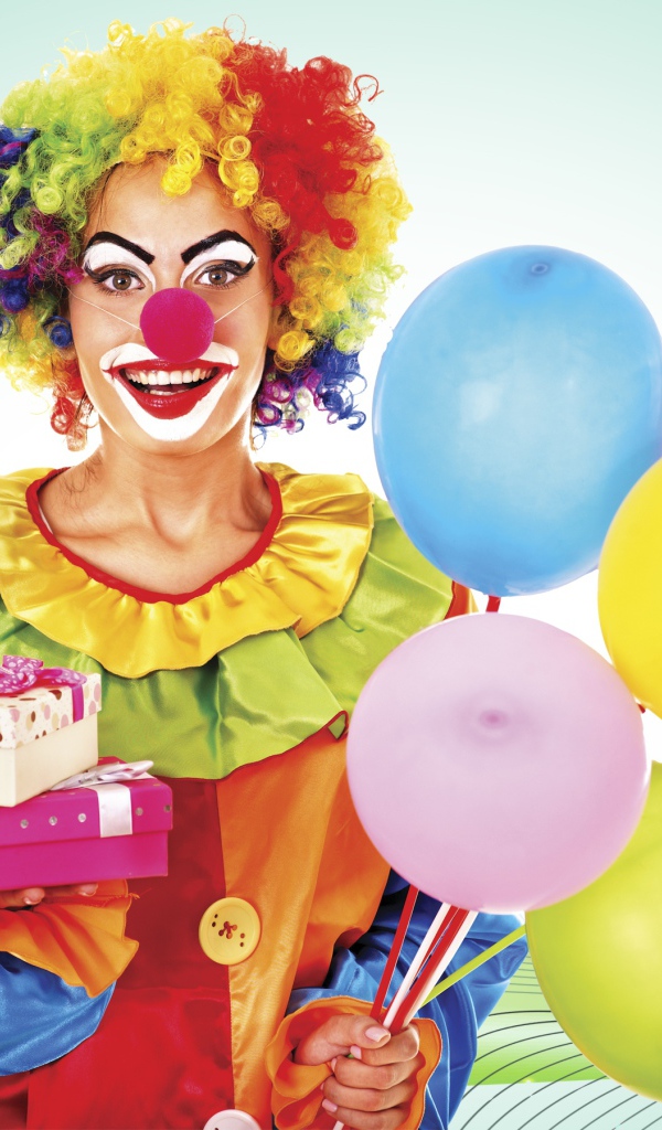 Девушка в костюме клоуна с воздушными шарами и подарками