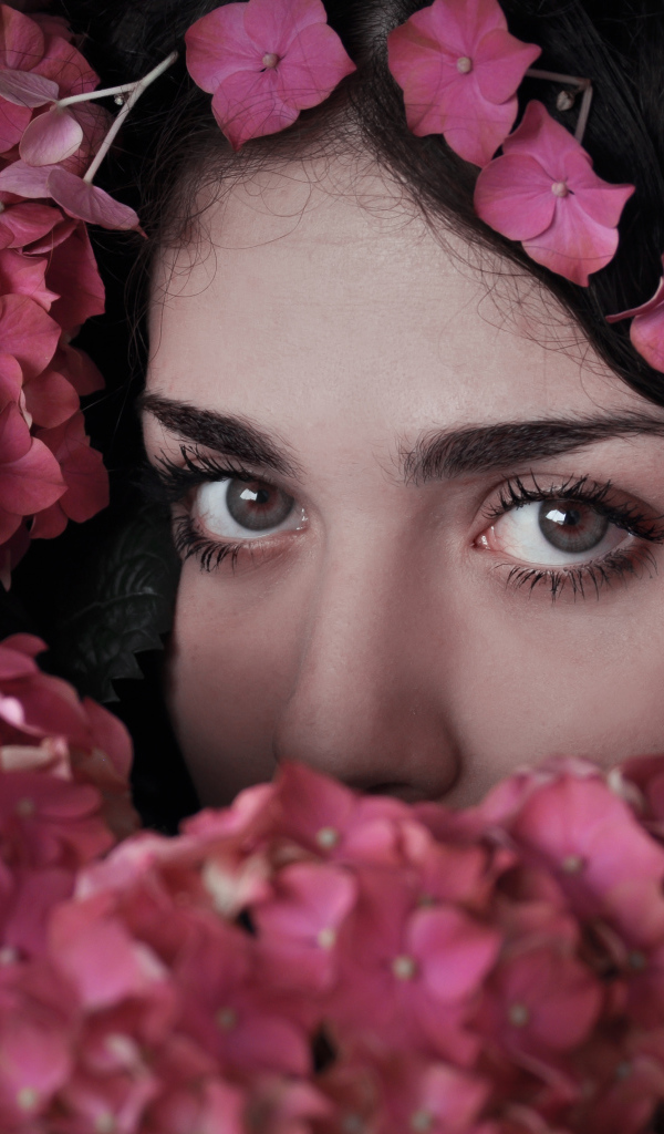 Лицо девушки в розовых цветах гортензии