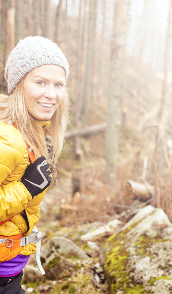 Девушка с рюкзаком в лесу 