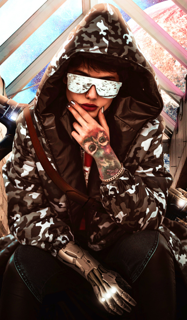 Девушка с оружием в худи и очках 