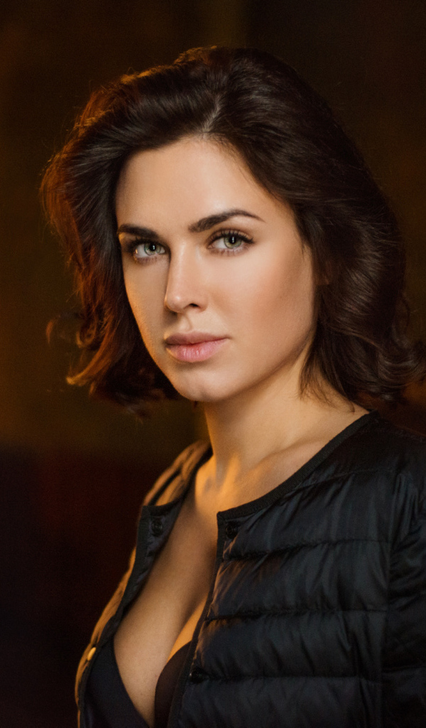 Девушка с короткой стрижкой в черной куртке