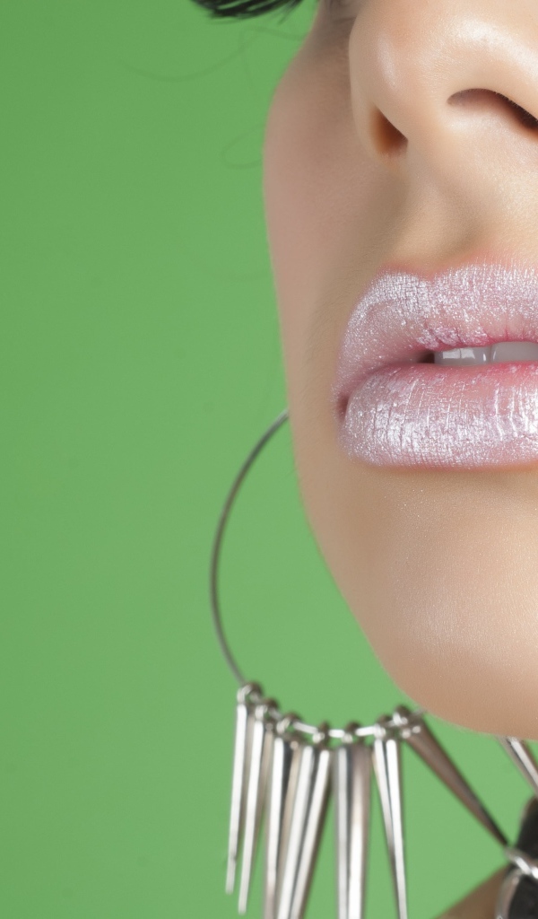 Девушка с красивыми розовыми губами