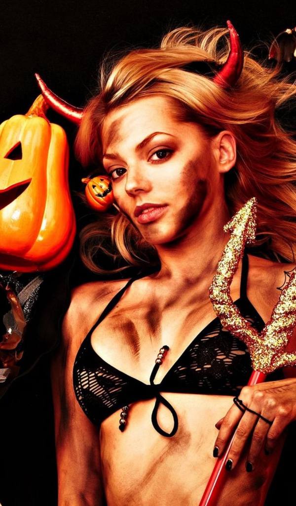 Девушка с украшениями на праздник Хэллоуин на черном фоне