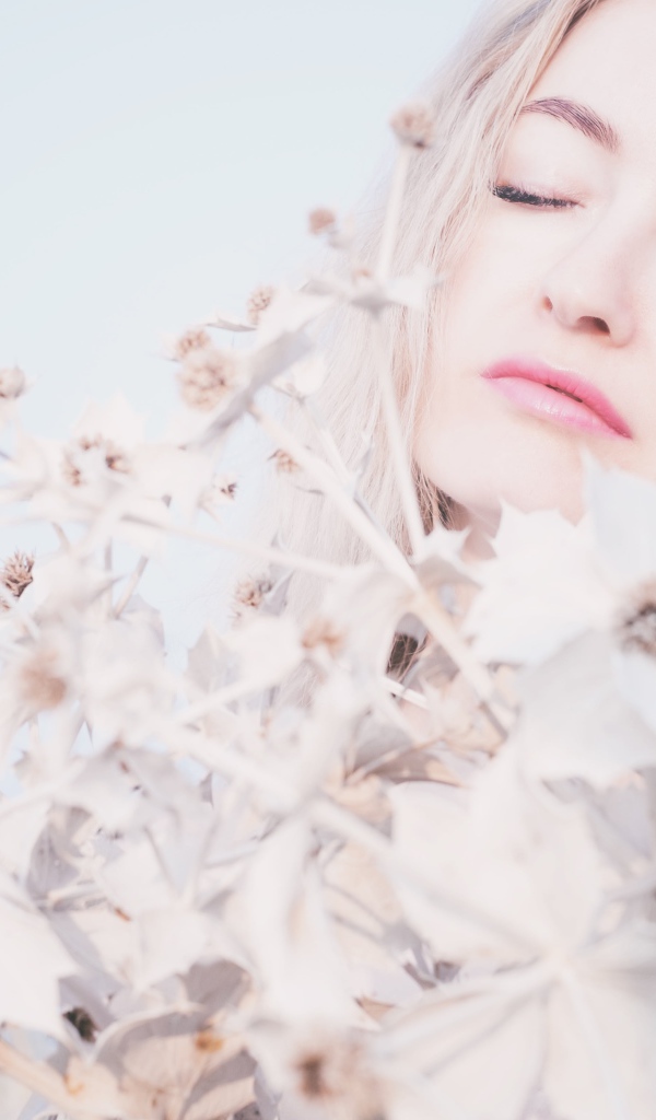 Девушка с закрытыми глазами в цветах 