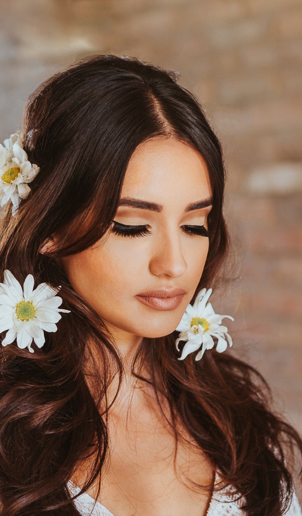 Девушка с закрытыми глазами с ромашками в волосах 