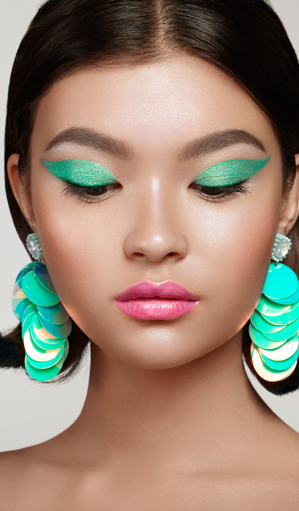 Девушка с зеленым макияжем и розовыми губами