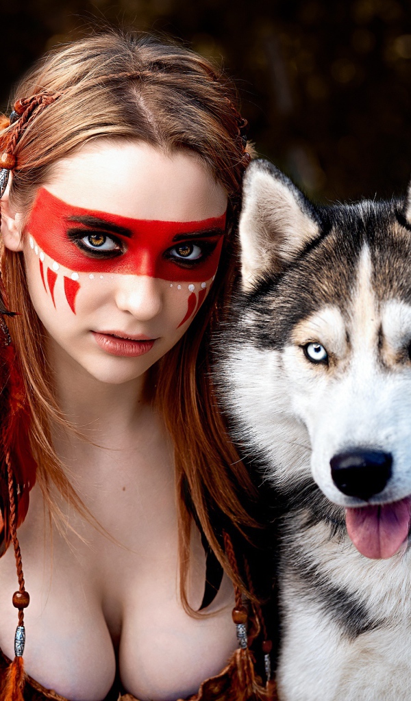 Девушка с макияжем индейца с собакой породы хаски