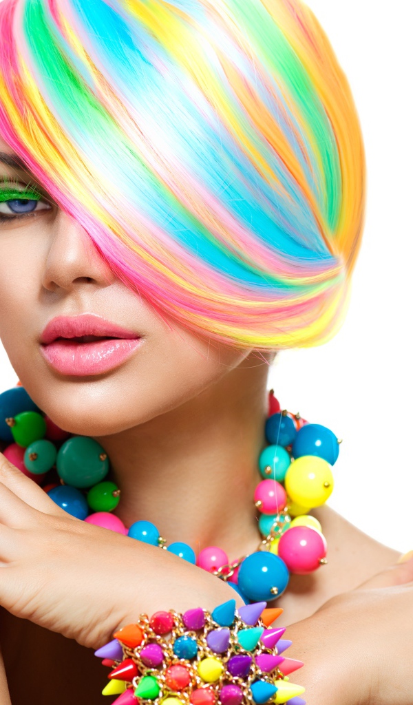 Девушка с разноцветными волосами и украшениями на шее и руках