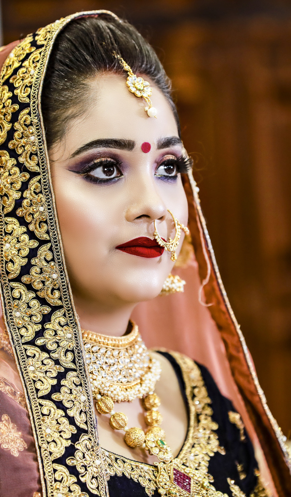 Девушка в индийском костюме невесты