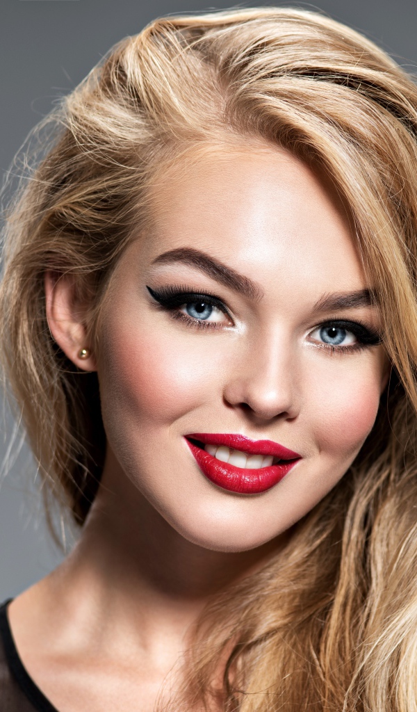 Длинноволосая голубоглазая девушка с красивым макияжем 