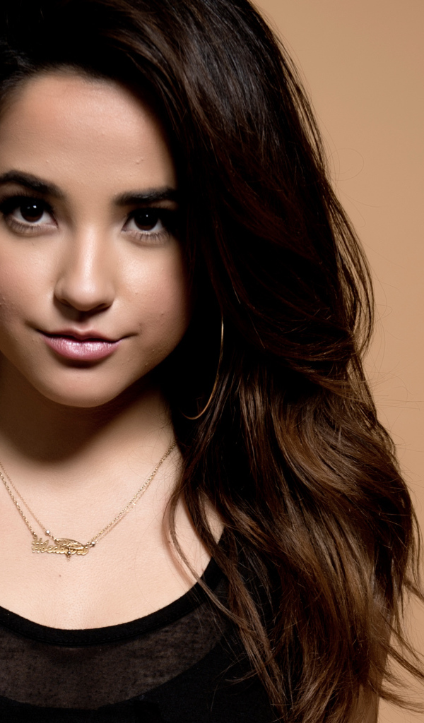 Длинноволосая шатенка с карими глазами на бежевом фоне